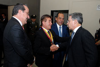 El Presidente de la República, Álvaro Uribe Vélez, a su llegada al Centro de Convenciones Gonzalo Jiménez de Quesada, saluda a Efraín Torrado García, Primer Vicepresidente del Senado, a quien se le rindió un homenaje este miércoles.