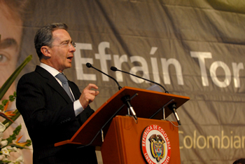 El Presidente de la República, Álvaro Uribe Vélez, agradeció este miércoles al Congreso por haber aprobado el Impuesto al Patrimonio, que hizo “posible llevar la política de seguridad de la mano de la política social”. El Jefe de Estado asistió al homenaje al senador nortesantandereano Efraín Torrado por su elección como Vicepresidente del Senado. 