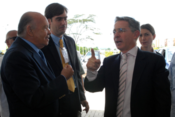 A su llegada este miércoles al Centro de Convenciones ‘Expofuturo’ de Pereira, el Presidente Álvaro Uribe Vélez dialogó con el Presidente de la Junta Directiva de la Cámara de Comercio de la ciudad, Elkin Drews, y con el Presidente Ejecutivo de la misma entidad, Eric Duport.