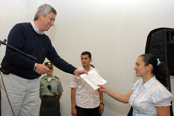 El Presidente del Fondo de Ahorro, Hernando Carvalho, entrega a María Yorladya Zapata Galvis la carta de aprobación de su crédito de vivienda, durante un acto celebrado este miércoles en Pereira y liderado por el Presidente Álvaro Uribe Vélez.