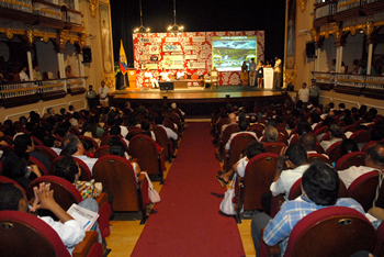 Más de 500 personas entre historiadores, escritores, académicos y estudiantes, participaron este viernes en la clausura del 'Encuentro internacional con nuestra historia', un acto académico encabezado por el Presidente Álvaro Uribe Vélez. El evento reunió a 33 conferencistas nacionales e internacionales que hablaron sobre los 200 años del Grito de Independencia.