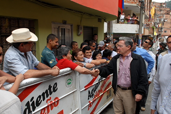 A su llegada este sábado al barrio Belén-Buenavista, de Medellín, donde se realizó el Consejo Comunal, el Presidente Álvaro Uribe saluda a la comunidad de esta zona popular de la capital de Antioquia. 