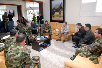 El Presidente Álvaro Uribe Vélez sostuvo una reunión este domingo con funcionarios y Altos mandos Militares y de Policía en el aeropuerto de Catam. Participaron el Ministro (e) de Defensa, Alejandro Arbeláez; el Comandante de las Fuerzas Militares, general Freddy Padilla de León; el Comandante del Ejército, general Óscar González; y el Director de la Policía, general Óscar Naranjo, entre otros. 