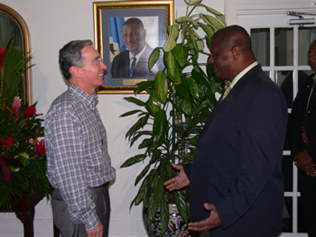 El Primer Ministro de la isla caribeña de Santa Lucía, Stepheson King, le da la bienvenida al Presidente Álvaro Uribe Vélez, quien visitó ese país este lunes, para reunirse con ejecutivos de las líneas de cruceros más importantes del mundo. Durante el encuentro, el Jefe de Estado aseguró que Colombia desea estrechar las relaciones diplomáticas, económicas y políticas con el Caribe.