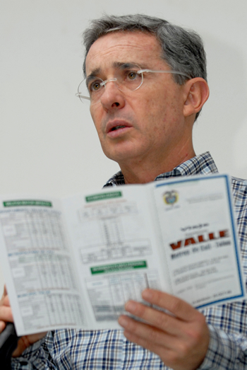 El Presidente Álvaro Uribe Vélez pidió este lunes revisar los esquemas de seguridad en Tuluá y el norte del Valle del Cauca, así como la política de recompensas y de cooperantes, con el fin de eliminar las bandas criminales que operan en la región. El Mandatario encabezó un Consejo de Seguridad en la Escuela de Policía Simón Bolívar, de esa ciudad vallecaucana.