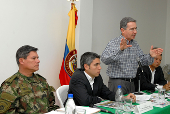 El Presidente de la República, Álvaro Uribe Vélez, lideró este lunes un Consejo de Seguridad en Tuluá, Valle. El Mandatario revisó la situación del centro y norte del departamento junto con el Comandante de las Fuerzas Militares, general Freddy Padilla de León; el Gobernador del Valle, Juan Carlos Abadía; y el Alcalde de la ciudad, Rafael Eduardo Palau, entre otros.