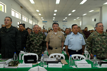 Al comenzar el Consejo de Seguridad celebrado este lunes en Tuluá, Valle, entonan el Himno Nacional el Director de la Policía Nacional, general Oscar Naranjo; y los comandantes del Ejército, general Óscar González; de la Armada, almirante Guillermo Barrera; de la Fuerza Aérea, general Jorge Ballesteros; y del Estado Mayor Conjunto, almirante David René Moreno.