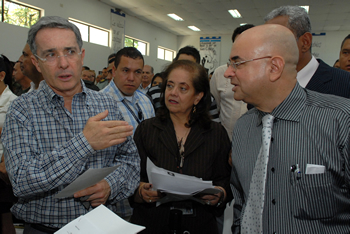 Líderes gremiales y cívicos del Valle del Cauca expusieron la situación de esa región al Presidente de la República, Álvaro Uribe Vélez, antes del Consejo de Seguridad celebrado este lunes en Tuluá. El Jefe de Estado pidió convocar pronto un Consejo Comunal de Gobierno en esa zona.