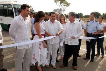 Corte de la cinta con que se inauguró este martes la vía alterna al puerto de Santa Marta. Participaron el Presidente Álvaro Uribe Vélez; la Gerente de este proyecto vial, Sandra Rubiano; el Alcalde de Santa Marta, Juan Pablo Díaz-Granados; el Gobernador de Magdalena, Omar Díaz-Granados; el Ministro de Minas, Hernán Martínez, y la Primera Dama del Magdalena, Dioselina de Díaz-Granados.