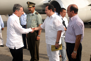 Los gobernadores del Magdalena y La Guajira, Omar Díaz-Granados y Jorge Pérez Bernier, recibieron este martes al Presidente Álvaro Uribe Vélez, quien llegó a la ciudad para inaugurar la vía alterna al puerto de Santa Marta.