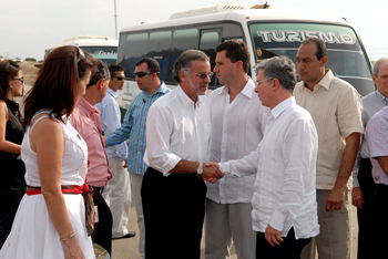 El Presidente Álvaro Uribe saluda al Gobernador de Atlántico, Eduardo Verano de la Rosa, durante la inauguración de la vía alterna al Puerto de Santa Marta, acto que se cumplió este martes en un tramo de esta carretera. Lo acompañan la Gerente del Proyecto de la vía, Sandra Rubiano, y el Alcalde de Santa Marta, Juan Pablo Díaz-Granados, entre otros.