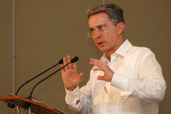 El Presidente Álvaro Uribe Vélez lideró este martes, en Santa Marta, la jornada nacional ‘Colombia Crece 2009’, durante la cual evaluó distintos aspectos relacionados con infraestructura, comercio y turismo en la región.