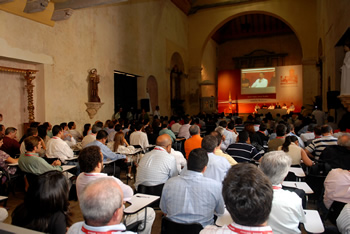 El Salón La Capilla del Hotel Santa Teresa, de Cartagena, fue el punto de encuentro del Presidente Álvaro Uribe Vélez y los representantes de la empresa Gas Natural en Latinoamérica, que celebran una reunión anual en la ciudad colombiana.