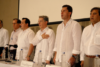 El Presidente Uribe participó este martes en la jornada nacional 'Colombia Crece 2009', que se cumplió en Santa Marta. Lo acompañan el Presidente de la Cámara de Comercio de Santa Marta, Alfredo Díaz-Granados Caballero; el Gobernador del Magdalena, Omar Díaz-Granados Velásquez; el Alcalde de Santa Marta, Juan Pablo Díaz-Granados, y el Viceministro de Turismo, Óscar Rueda.