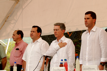 Con el Himno Nacional se inició este martes la inauguración de la vía alterna al puerto de Santa Marta. En el acto participaron, entre otros, el Director de Invías, Enrique Martínez; el Gobernador del Magdalena, Omar Díaz-Granados, y el Alcalde de Santa Marta, Juan Pablo Díaz Granados.