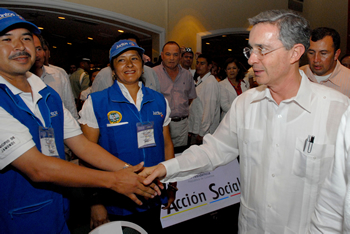 El Presidente Álvaro Uribe Vélez saluda a los cogestores de la Red Juntos, quienes este jueves en Cartagena participaron en un congreso organizado por Acción Social, con el propósito de estudiar y conocer modelos exitosos en Latinoamérica de lucha contra la pobreza.