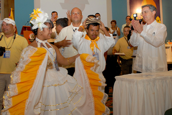 Los integrantes del grupo Folclórico de la Escuela de Niños Especiales de Cajacopi recibieron con un baile típico al Presidente Álvaro Uribe Vélez, a su llegada al Salón Bolívar del Hotel Hilton de Cartagena, donde el Mandatario participó en el Congreso Nacional de Cajas de Compensación Familiar.