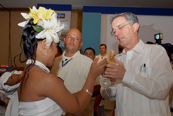 Los integrantes del grupo Folclórico de la Escuela de Niños Especiales de Cajacopi recibieron con un baile típico al Presidente Álvaro Uribe Vélez, a su llegada al Salón Bolívar del Hotel Hilton de Cartagena, donde el Mandatario participó en el Congreso Nacional de Cajas de Compensación Familiar.