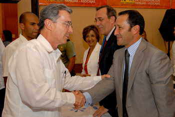 El Presidente Álvaro Uribe Vélez saluda al torero colombiano Cesar Rincón, quien ofreció una conferencia sobre la perseverancia y el logro de los objetivos, durante el Congreso de Cajas de Compensación Familiar que se realizó en Cartagena.