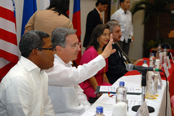 El Presidente Álvaro Uribe Vélez saluda al torero colombiano Cesar Rincón, quien ofreció una conferencia sobre la perseverancia y el logro de los objetivos, durante el Congreso de Cajas de Compensación Familiar que se realizó en Cartagena.