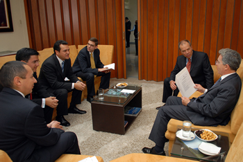 El Presidente de la República, Álvaro Uribe Vélez, durante el diálogo que sostuvo este jueves en Bogotá con directivos de la multinacional Cisco Systems. Le acompañan el Vicepresidente Mundial, Stephen Du Mont; el Director para Centroamérica, el Caribe y el Norte de Suramérica, José Manuel Berruecos; el Gerente en Colombia, Simbad Ceballos;  y el Gerente de Asuntos Públicos para Latinoamérica, Andrés Maz. 