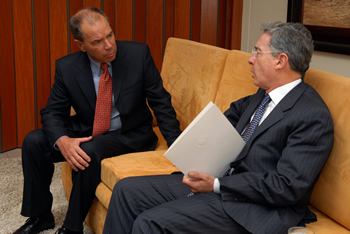 El Presidente Álvaro Uribe Vélez se entrevistó este jueves con el Vicepresidente Mundial de la empresa informática Cisco Systems, Stephen R. Du Mont. La reunión se realizó en el Aeropuerto Militar Catam.