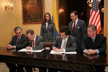 Firma del Acuerdo de Cooperación y Asistencia en Seguridad entre Colombia y Estados Unidos, en el Palacio de San Carlos. De izquierda a derecha el Ministro del Interior y de Justicia, Fabio Valencia Cossio; el Embajador de Estados Unidos, William Brownfield; Ministro de Relaciones Exteriores, Jaime Bermúdez Merizalde, y el Ministro de Defensa, Gabriel Silva Luján. Foto: Marina Alexandra Maldonado (OP Cancillería)