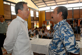 El Presidente Álvaro Uribe Vélez dialoga con el Presidente del Congreso, Javier Cáceres Leal, antes de comenzar el encuentro que encabezaron este viernes con ediles cartageneros en el Centro Cultural del barrio Las Palmeras, de la capital de Bolívar.