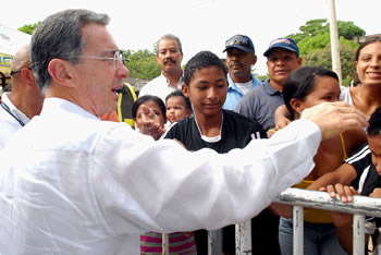 El Presidente de la República, Álvaro Uribe Vélez, saluda a los habitantes del barrio Las Palmeras, de Cartagena, donde el Jefe de Estado sostuvo este viernes un encuentro con los ediles de la ciudad para examinar los temas locales.