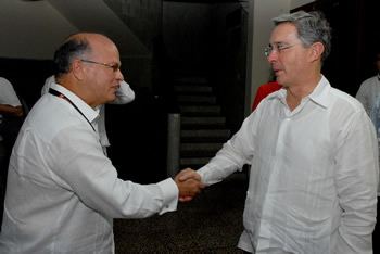 El Director Ejecutivo del Centro de Investigación de las Telecomunicaciones (Cintel), Manuel Martínez Niño, saluda al Presidente Álvaro Uribe Vélez, quien participó este viernes en el XXIV Congreso de Telecomunicaciones Andicom 2009, que se llevó a cabo en el Centro de Convenciones de Cartagena.