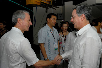 El Embajador de Francia en Colombia, Jean-Michel Marlaud, como representante del país invitado al Congreso Andicom 2009, le da la bienvenida este viernes al Presidente Álvaro Uribe Vélez a su llegada al Centro de Convenciones de Cartagena, en donde se llevó a cabo este evento, uno de los más importantes del sector de las tecnologías y las comunicaciones.