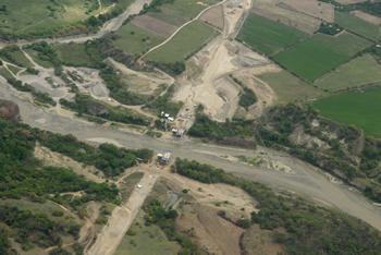 Desde el helicóptero que lo conducía este sábado a Ibagué, para presidir allí el Consejo Comunal de Gobierno número 254, el Presidente Álvaro Uribe Vélez sobrevoló la vía Bogotá-Buenaventura, en el tramo Girardot-Ibagué, y observó el avance de las obras. Más tarde se refirió al tema al instalar el habitual diálogo con la comunidad, esta vez en la capital tolimense.