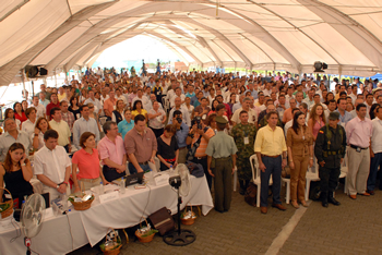 Cerca de 1.000 personas asistieron este sábado al Consejo Comunal de Gobierno No. 254 que se realizó en el Parque Logístico Nacional del Tolima, en Ibagué. En la foto, minutos antes de la instalación de la jornada por parte del Presidente Álvaro Uribe Vélez. 