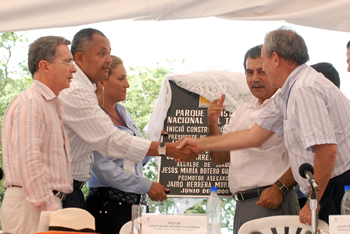 Con la develación de la placa, se inauguró este sábado el Parque Logístico Nacional del Tolima, en el marco del Consejo Comunal de Gobierno número 254 que lideró el Presidente Álvaro Uribe Vélez en Ibagué. En la imagen, el Ministro de Transporte, Andrés Uriel Gallego; el Presidente del Grupo Empresarial Oikos, Gabriel Díaz Ardila, y el Gobernador del Tolima, Óscar Barreto.