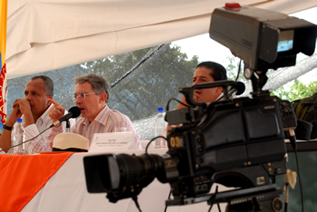 Desde Ibagué, el Presidente Uribe defendió la actuación de su Gobierno frente a las libertades en general y frente a la libertad de prensa, en particular, y rechazó la manera como algunas instituciones han querido amordazar la libertad de prensa en el país. “No es admisible que jueces de la República vayan a las direcciones de los periódicos a pedir que descabecen periodistas, porque esos periodistas son críticos de decisiones de jueces de la República”, dijo.