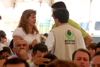 La Directora Nacional del Instituto Colombiano de Bienestar Familiar (Icbf), Elvira Forero, dialoga con los directivos regionales de la entidad sobre las necesidades de los menores que son atendidos en esta regional, durante el Consejo Comunal de Gobierno número 254 que lideró este sábado, desde Ibagué, el Presidente Álvaro Uribe Vélez.