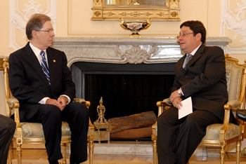 Luego de presentar sus Cartas Credenciales, este martes en la Casa de Nariño, el nuevo Embajador de la República de El Salvador, Ernesto Arrieta Peralt, dialoga con el Vicepresidente de la República, Francisco Santos Calderón. Arrieta tiene amplia experiencia en el servicio diplomático. 