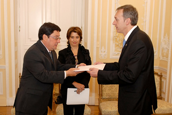 +El Vicepresidente de la República, Francisco Santos Calderón, recibió las Cartas Credenciales del nuevo Embajador de la República Oriental del Uruguay en Colombia, Hugo Cayrús, este martes primero de septiembre en el Salón Amarillo de la Casa de Nariño. 