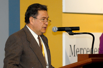 El Presidente de la Junta Directiva de Conaltur, Alcides Torres, durante la clausura, este sábado, del Congreso Nacional  de los transportadores urbanos, que se realizó en  el Centro de Convenciones Cafam La Floresta, en Bogotá. El Presidente Álvaro Uribe Vélez participó en el evento a través de audioconferencia, desde la Casa Privada.