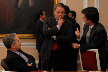 El Presidente Álvaro Uribe Vélez dialoga con el Ministro de Defensa, Gabriel Silva, y el Canciller Jaime Bermúdez, instantes previos al Consejo de Ministros celebrado este lunes en la Casa de Nariño, en el cual se trató, entre otros temas, el reclutamiento de niños y jóvenes por parte de los grupos terroristas.