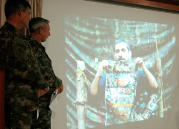 El Comandante de las Fuerzas Militares, general Freddy Padilla de León (izq), y el Comandante del Ejército, general Óscar González, presentaron las pruebas de supervivencia de diez miembros de la Fuerza Pública, que fueron decomisadas este fin de semana y que dejan ver el trato inhumano al que las Farc someten a los secuestrados: encadenados y con candados al cuello. Foto. MinDefensa. Javier Casella.