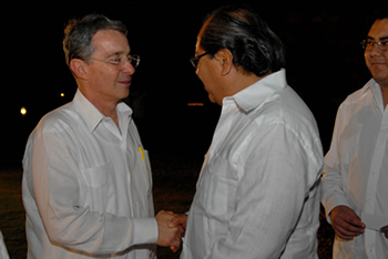 El Presidente Álvaro Uribe Vélez saluda al magistrado del Tribunal Constitucional de Perú, Fernando Calle, durante una cena que ofreció este martes en honor de los magistrados que participan en el encuentro de tribunales constitucionales de América Latina, en Cartagena. La reunión se cumplió en la Casa de Huéspedes Ilustres, en el Fuerte de Manzanillo.