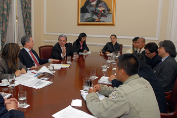 El Presidente Álvaro Uribe Vélez sostuvo este miércoles, en la Casa de Nariño, una reunión con cuatro representantes de la Comunidad Indígena Awá y dos de la Oficina del Alto Comisionado para los Derechos Humanos de las Naciones Unidas. En el encuentro también participaron el Ministro del Interior y de Justicia, Fabio Valencia Cossio, y otros funcionarios de esa cartera,