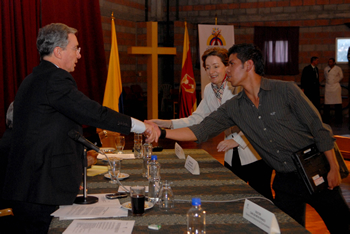 El Presidente Álvaro Uribe felicita al estudiante de publicidad José Luis Lozano, quien este miércoles recibió un computador portátil que le facilitará los estudios que adelanta gracias a un crédito otorgado por el Icetex. Ocurrió este miércoles durante la jornada de microcrédito que se realizó en el sector capitalino de Ciudad Bolívar.