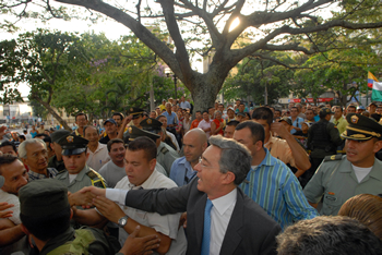  El Presidente Álvaro Uribe Vélez fue recibido este viernes por los transeúntes del centro de Bucaramanga, frente a las instalaciones del Club del Comercio, en donde se llevó a cabo el acto de conmemoración de los 90 años del diario Vanguardia Liberal.