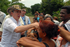 Miembros de la comunidad de Colosó, Sucre, saludan al Presidente Álvaro Uribe, quien llegó este sábado al municipio para liderar el Consejo Comunal de Gobierno, luego de inaugurar una planta de almidón en Corozal.