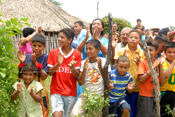 Niñas y niños del municipio sucreño de Colosó aplauden al ver llegar al Presidente Álvaro Uribe y su comitiva, para participar este sábado en el Consejo Comunal de Gobierno que evaluó los avances de los programas sociales en la región.