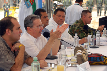 El Presidente Álvaro Uribe Vélez subrayó este sábado, durante el Consejo Comunal de Gobierno celebrado en Colosó (Sucre), la importancia de vincular a los cultivadores de yuca de la región como socios de la Planta de Almidones inaugurada en Corozal, y pidió buscar un socio estratégico para que la inversión hecha en la obra, de 20 mil millones de pesos, se quede en el departamento. A la izquierda el Gobernador de Sucre, Jorge Barraza.