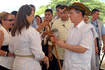 El Presidente Álvaro Uribe fue obsequiado con un bastón autóctono, tallado a mano y con las iniciales de su nombre. Hizo entrega del regalo la esposa del Alcalde del municipio sucreño de Colosó, María Bernarda Blanco de Verbel.