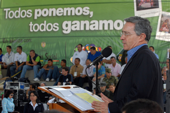 “Se ha hecho un esfuerzo enorme en la reinserción”, destacó este domingo en Medellín el Presidente Álvaro Uribe, durante un Consejo Comunal de Gobierno, y destacó que ese proceso, en el que ha habido más de 50.000 reinsertados, ha tenido dimensiones y costos que no tienen comparación en el mundo.